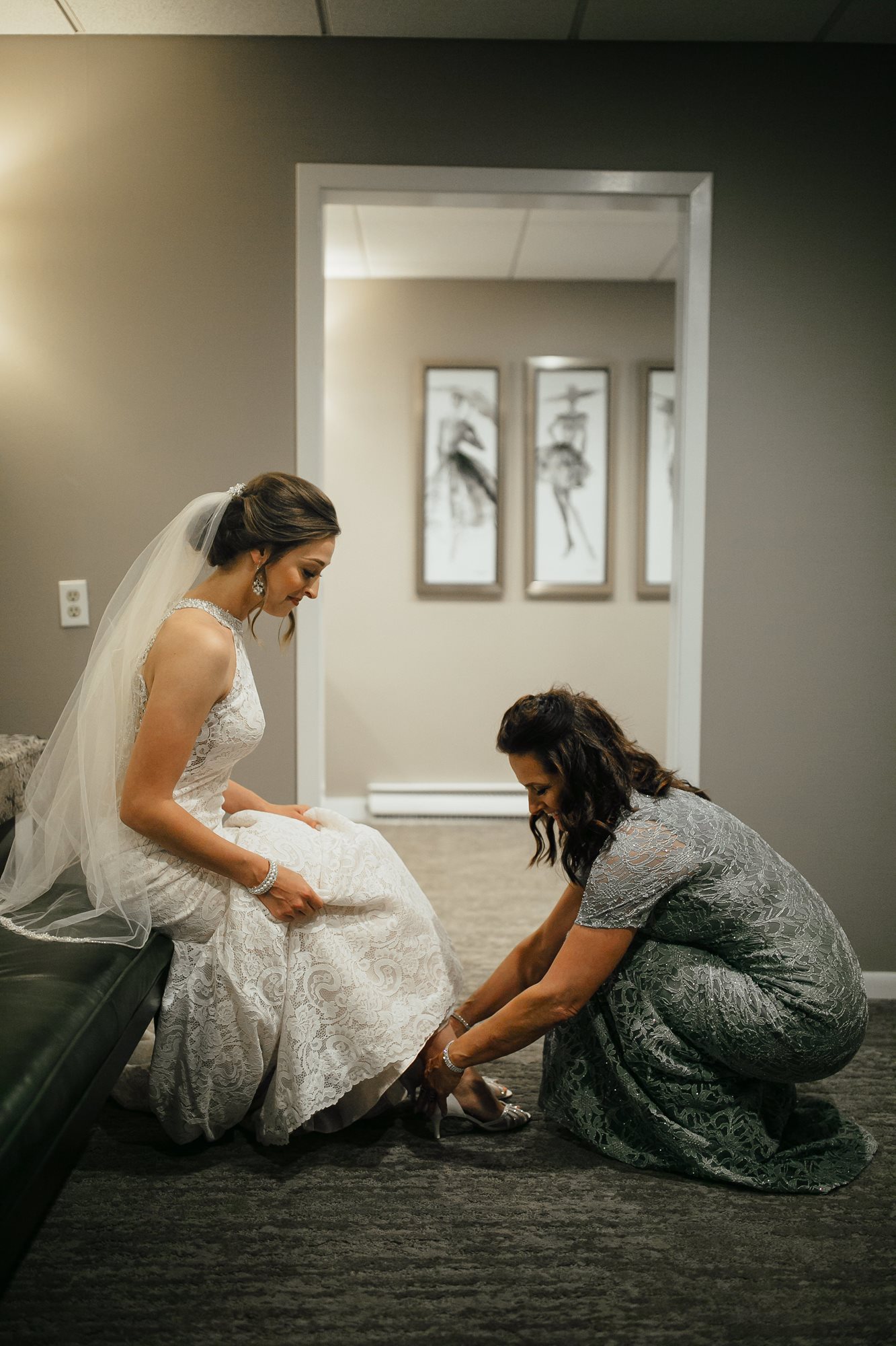 2018-5-Sammi-Travis-Preparations-Grand-Rapids-Michigan-Wedding-Photographer-95